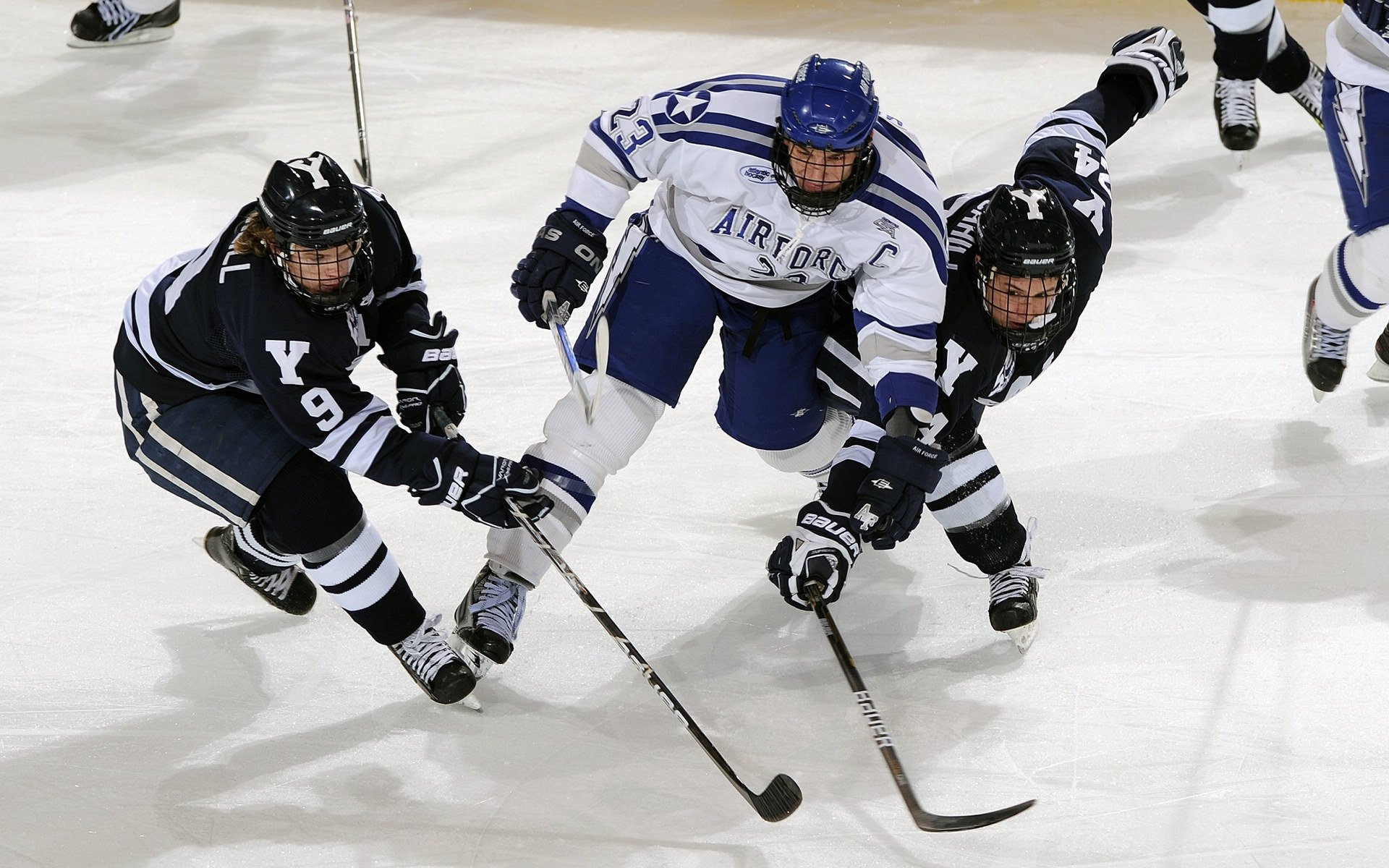 戴维·帕特森精准的场上指挥和稳健的传球，使袋鼠队掌控局面，佩特·戴维森