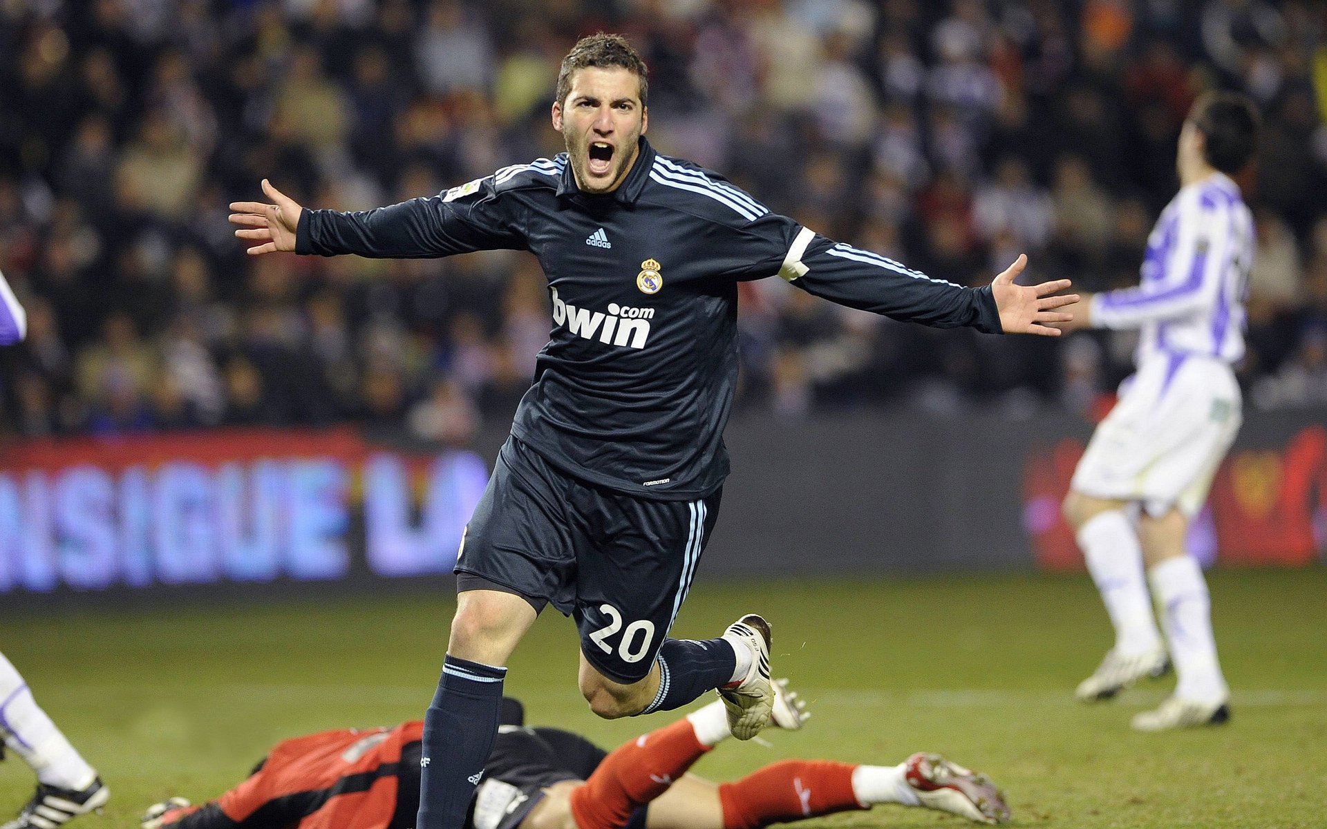 3-1大胜！勒沃库森9人应战仍取首胜，滕哈格离开成转折点，勒沃库森主帅